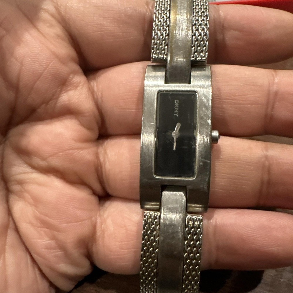 Runs DKNY Women's Silver Toned Bracelet Band Analog Watch Fits Small Wrist 4-5in - Picture 1 of 9